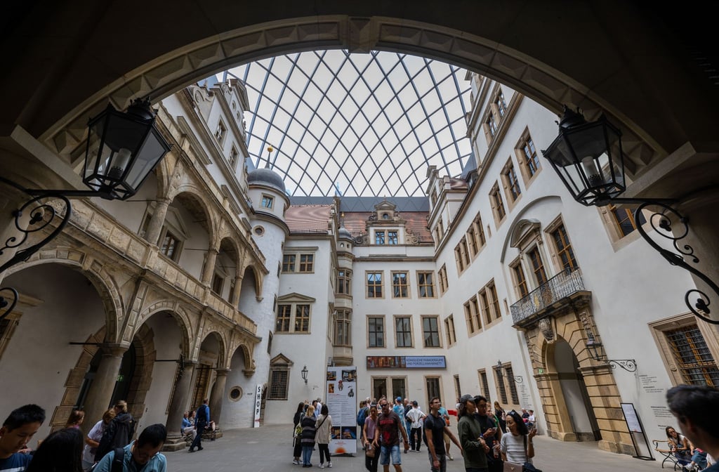 Blick auf den Eingang zum Grünen Gewölbe im Residenzschloss in Dresden.