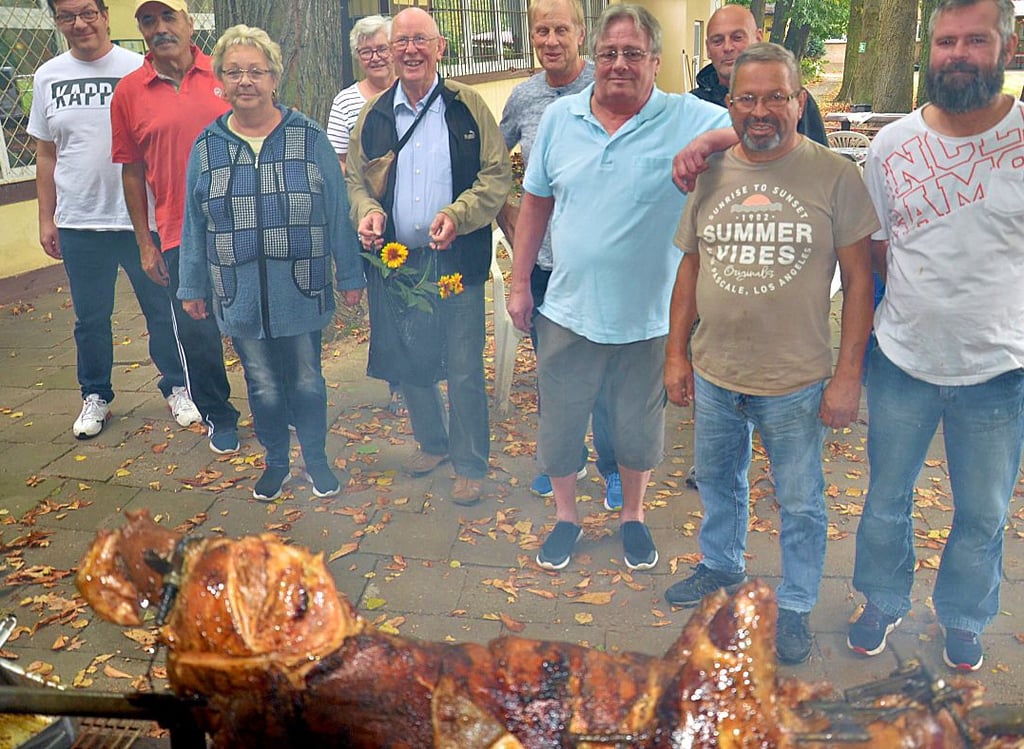 Mit einem Spanferkel bedankt sich Lutz Newig (4. von rechts) bei seinen treuen Stammgästen. Fachmännisch zubereitet hatte den Braten am Spieß Dieter Klose (2. von rechts) mit Sohn Andreas.