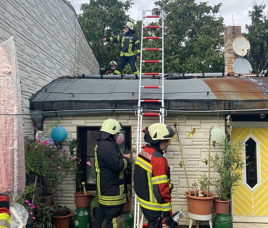 Feuerwehreinsatz an einem Einfamilienhaus an der Zerbster Gartenanlage "Am Wasserturm".