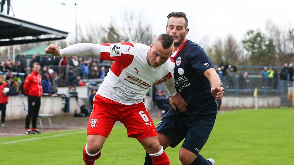 Toni Lindenhahn vom Halleschen FC gegen Oliver Wesemeier vom MSV Börde Magdeburg beim Landespokalspiel 2017 im Heinrich-Germer-Stadion. Schon damals wurde das Spiel verlegt - diesmal wieder?