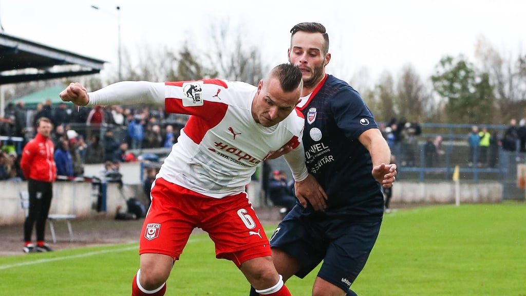 Toni Lindenhahn vom Halleschen FC gegen Oliver Wesemeier vom MSV Börde Magdeburg beim Landespokalspiel 2017 im Heinrich-Germer-Stadion. Schon damals wurde das Spiel verlegt - diesmal wieder?
