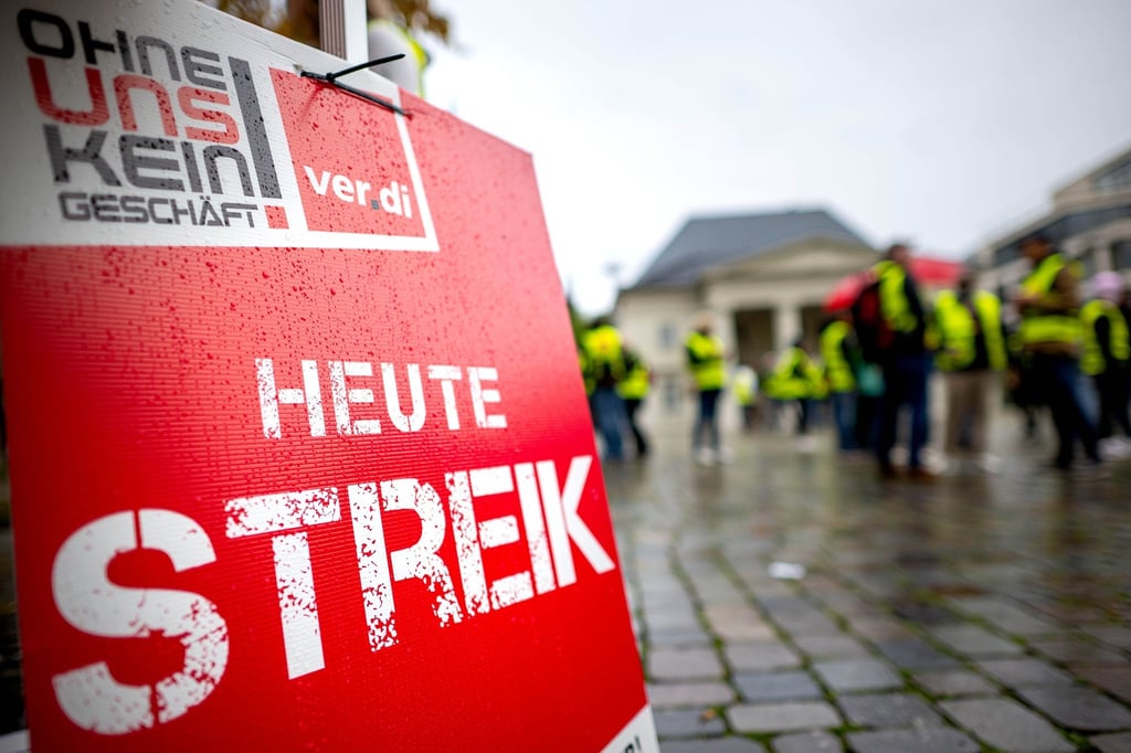 Auf dem Schloßplatz findet die zentrale Demonstration und Kundgebung der Gewerkschaft Verdi zu den laufenden Tarifverhandlungen im Handel statt.