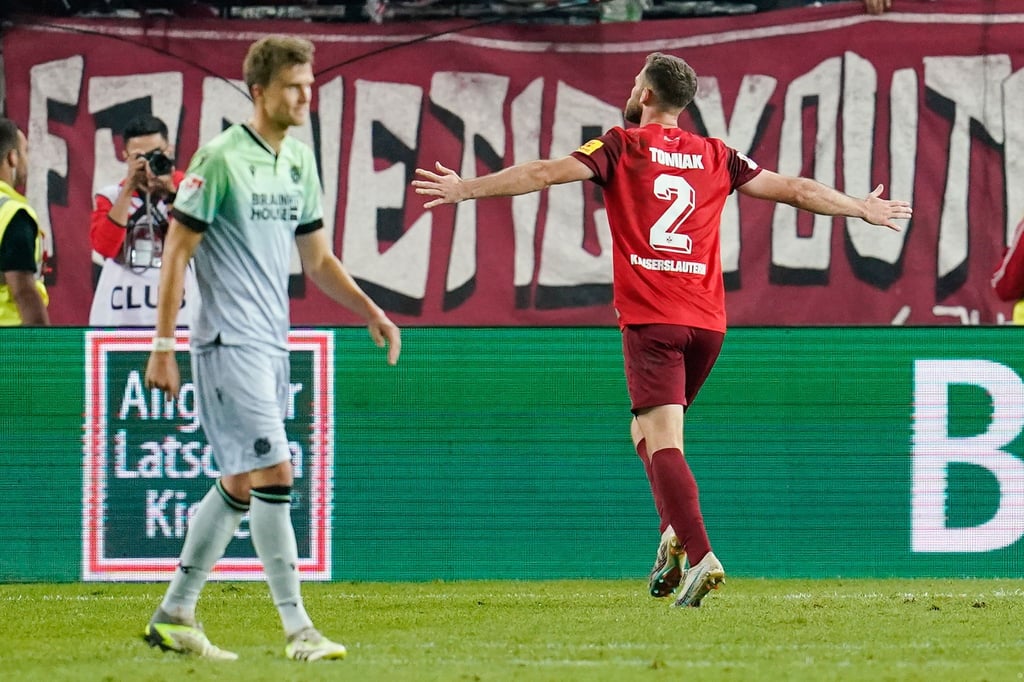 Kaiserslauterns Boris Tomiak (r) jubelt über das Elfmetertor zum 3:1.