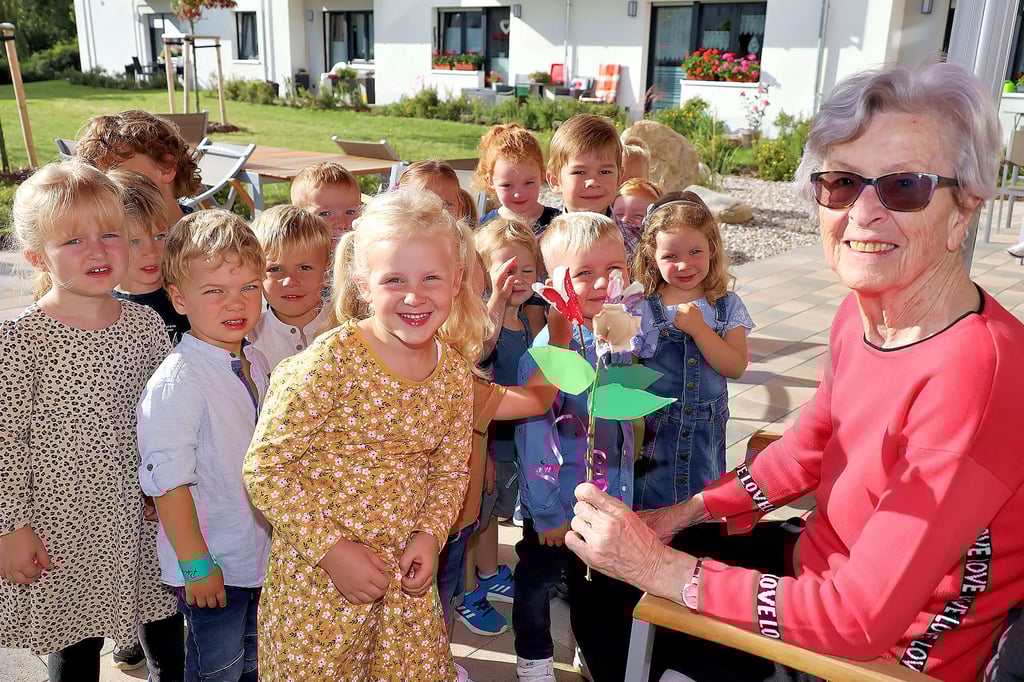Besonderes Beisammensein in Sangerhausen: Über das Geburtstagsständchen und die Bastelei der Knirpse zu ihrem 88. freute sich Edeltraut Vollrath sehr.