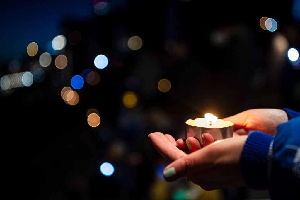 Kerzen sind ein Symbol der Zuversicht. Ihr Licht soll Kraft geben.