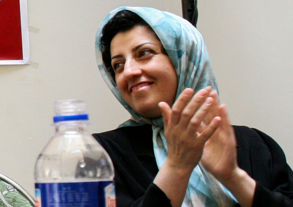 Narges Mohammadi applaudiert bei einem Treffen über Frauenrechte am 03.07.2008 in Teheran.