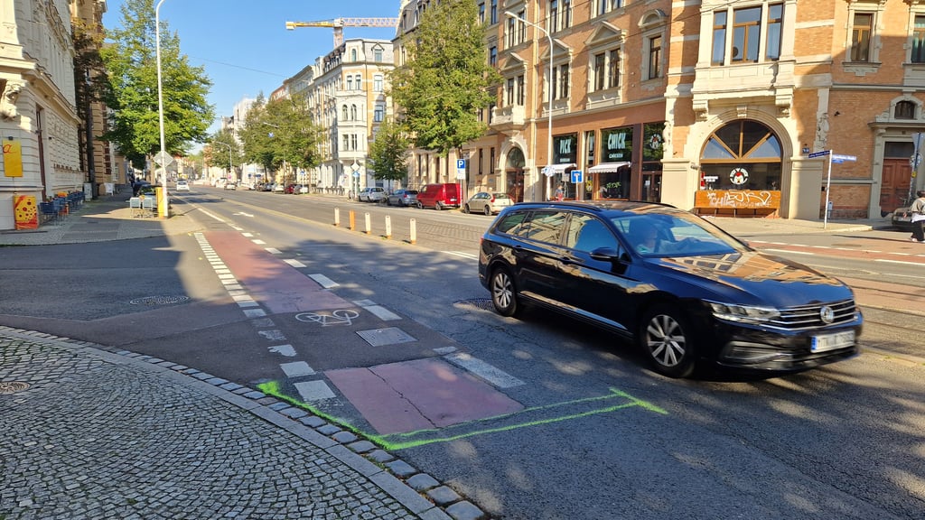 Umbau des Unfallschwerpunktes geplant: Der Radschutzstreifen in der Ludwig-Wucherer-Straße in Halle wird ab Montag vergrößert.