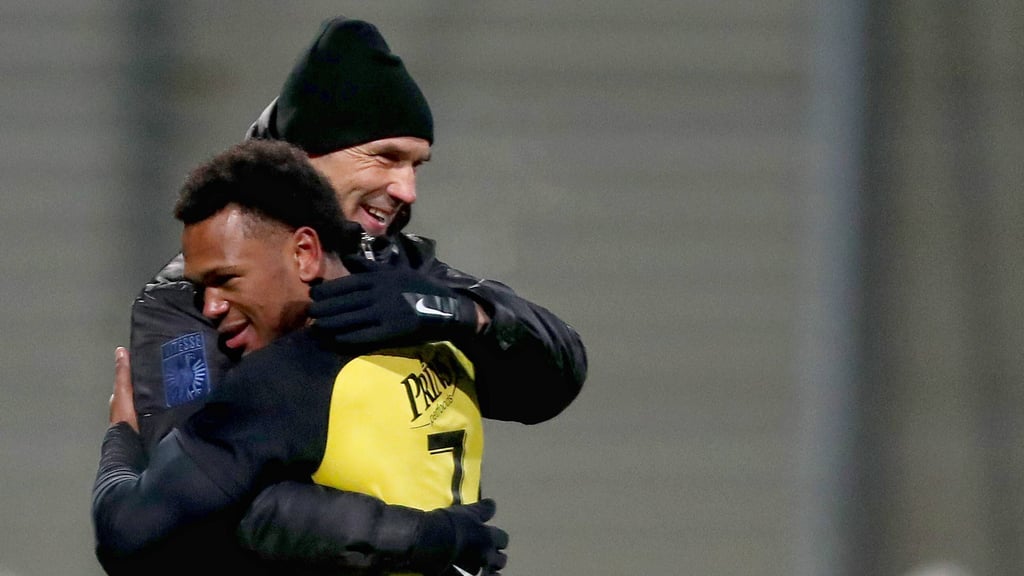 RB-Stürmer Lois Openda und Bochums Trainer Thomas Letsch jubeln 2021 gemeinsam für Vitesse Arnheim.