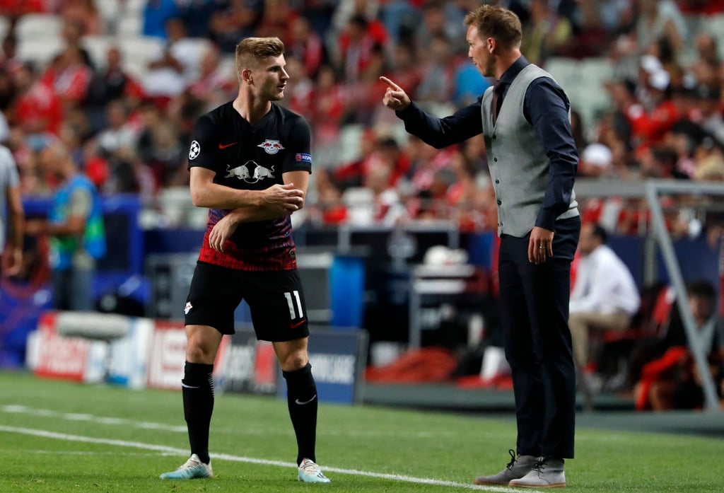 Timo Werner aus Leipzig spricht mit dem Leipziger Trainer Julian Nagelsmann.