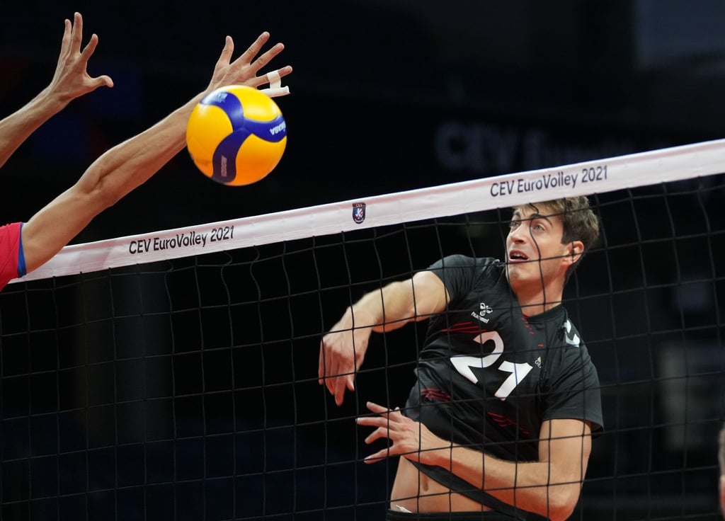 Deutschlands Tobias Krick schlägt den Ball.