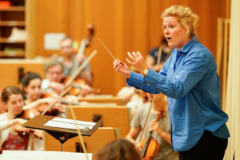 Stimmt die Balance der Instrumente? Dirigentin Annalena Hösel tariert das in ihrem Job aus.