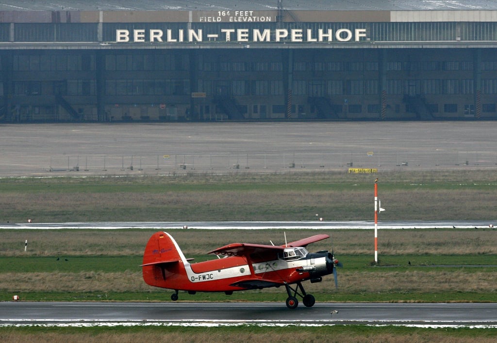 Eins der letzten Flugzeuge, eine Antonov AN 2, rollt am 24.11.2008 auf dem Runway des Flughafens Berlin-Tempelhof.