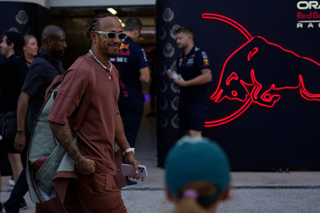Lewis Hamilton geht durch das Fahrerlager des Lusail International Circuit in Doha.