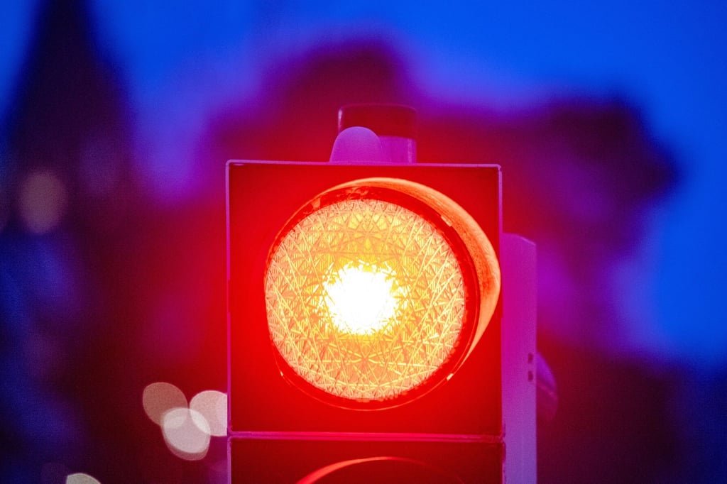Wie lang ist zu lang? Es kann durchaus der Fall sein, dass ein Rotlichtvergehen bei einer defekten Ampel nicht zu ahnden ist.
