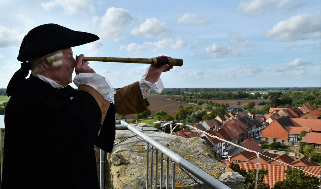 Was macht Immanuel Kant auf dem Turm der alten Sumpfburg in Oebisfelde?