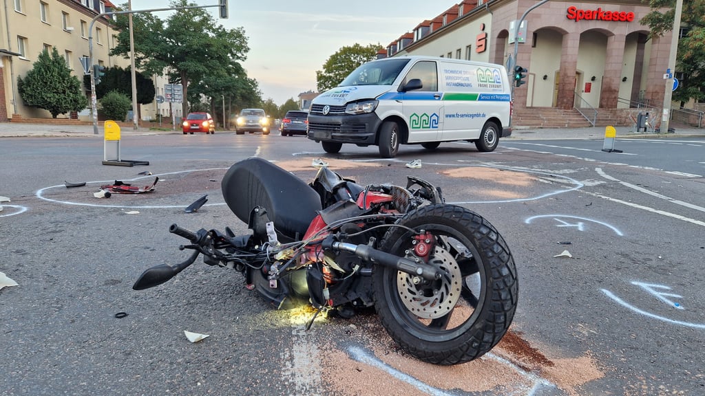 Der Motorroller wurde schwer bei dem Crash schwer beschädigt.