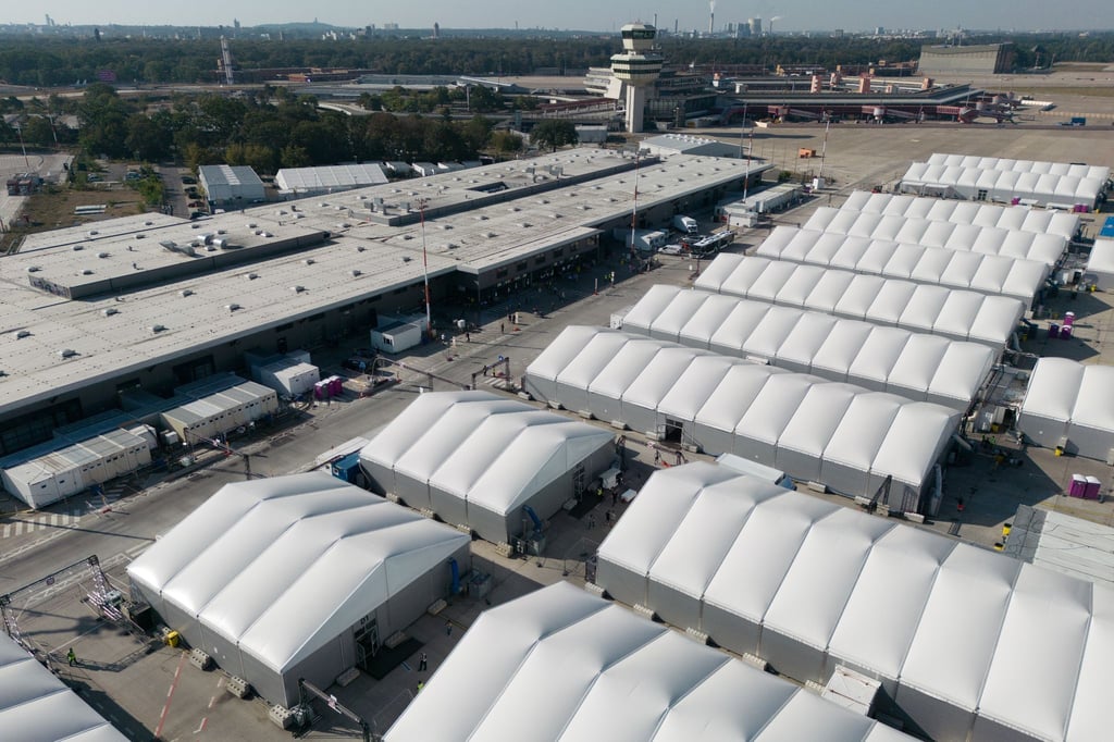 Leichtbauhallen stehen als Notunterkunft für Geflüchtete am ehemaligen Flughafen Tegel.