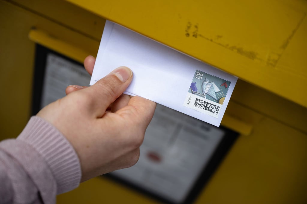 Nur gültig oben rechts: klassische Briefmarken oder Internetmarken.