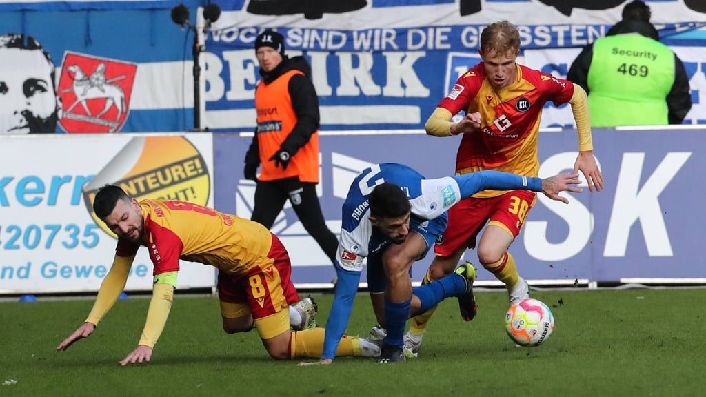 Magdeburgs Cristiano Piccini gegen gleich zwei Spieler des Karlsruher SC in der Vorsaison.
