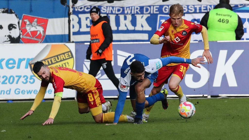 Magdeburgs Cristiano Piccini gegen gleich zwei Spieler des Karlsruher SC in der Vorsaison.