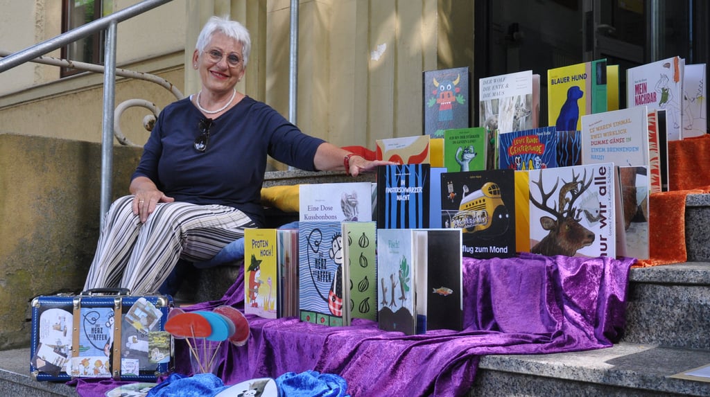 Regina Schumacher stellt am Sonnabend in der Bibliothek in Genthin, Bilderbücher vor.