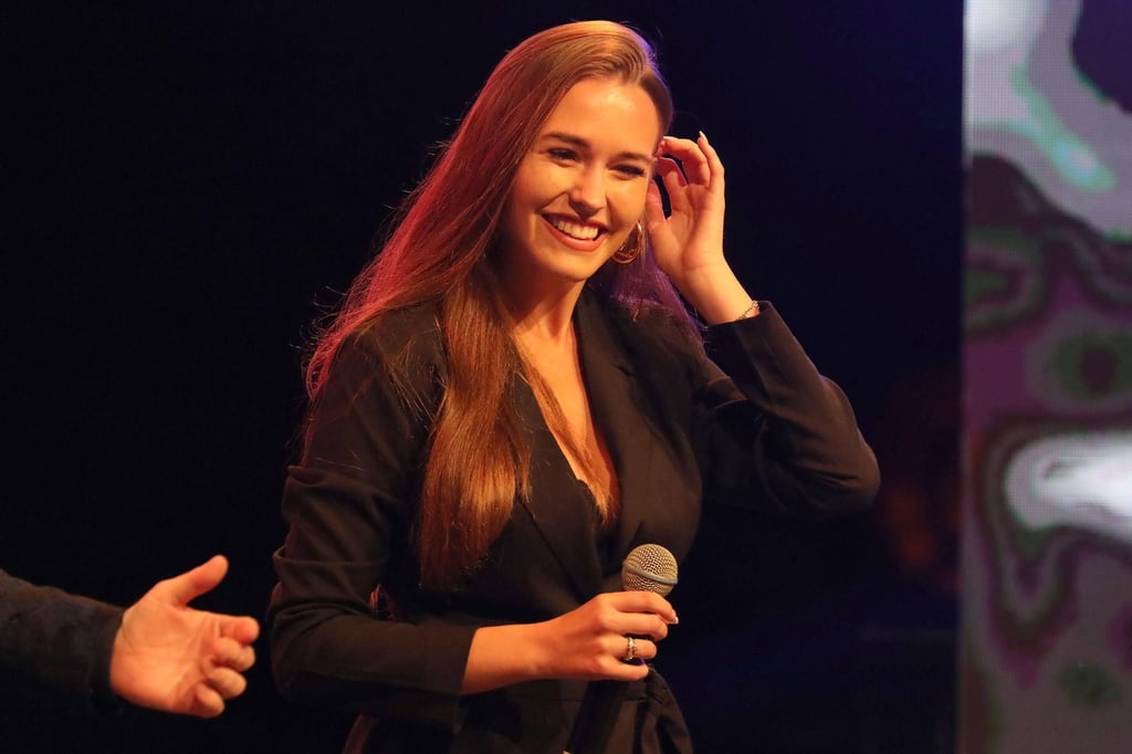 Als Michael Wendler Laura Müller 2019 bei einem Konzert kurz auf die Bühne holte, schloss die eine Musikkarriere aus guten Gründen kategorisch aus. Das hat sich jetzt geändert. Die junge Frau aus Sachsen-Anhalt veröffentlichte mit "Superstar" ihr erstes Musikvideo.