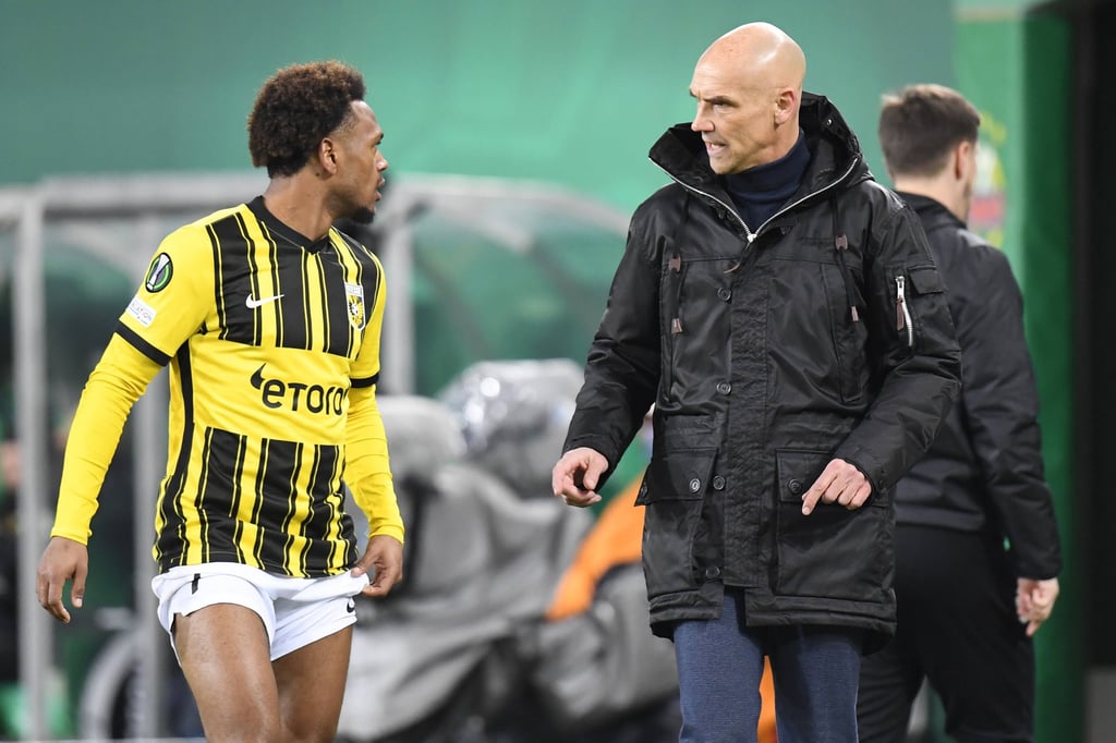 RB-Stürmer Lios Openda und Bochum-Trainer Thomas Letsch gemeinsam in Arnheim
