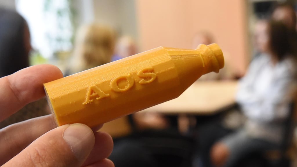 Eine Mini-Flasche aus dem 3D-Drucker gibt es schon jetzt. Die Trinkflasche aus Aluminium soll folgen.