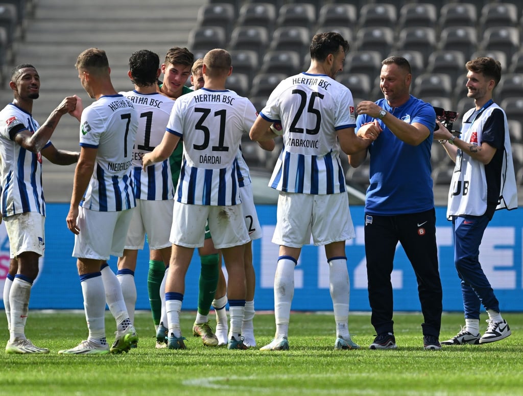 Herthas Trainer Pal Dardai (r) bedankt sich nach Spielende beim dreifachen Torschützen Haris Tabakovic (25) und den anderen Spielern.