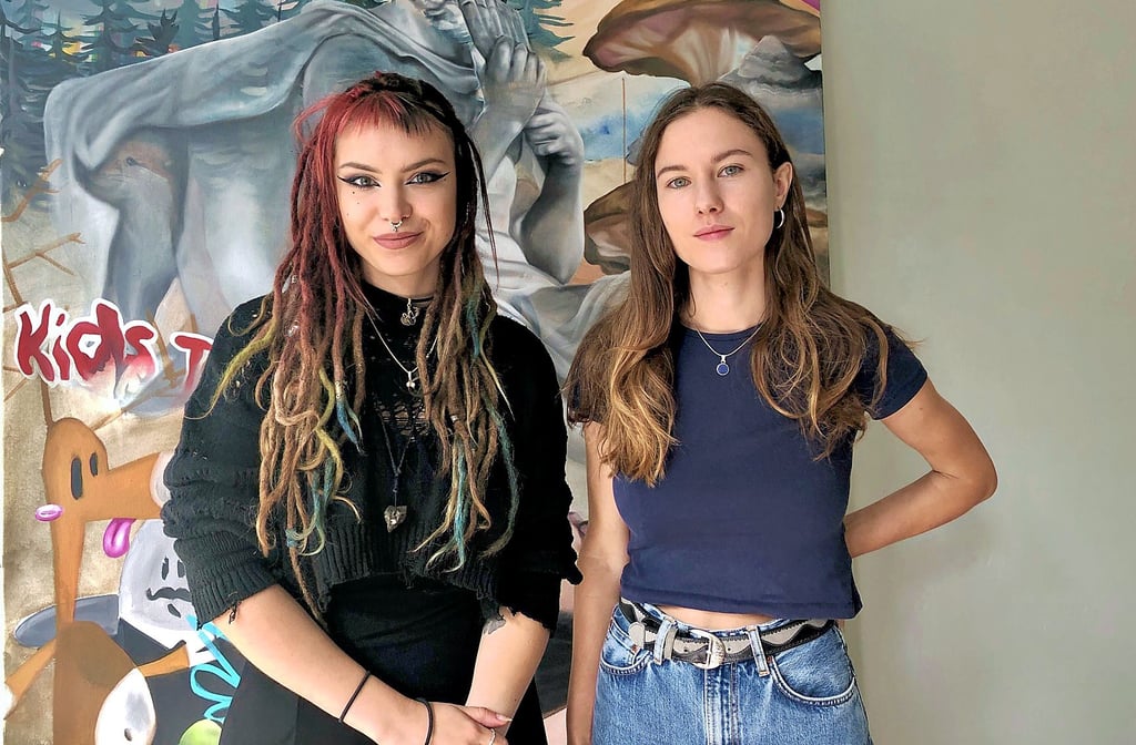 Die beiden Burg-Studentinnen Charlott Kathrin Meisel (links) und Paula Hacker zeigen bis Ende Oktober ihre Kunstwerke in der Galerie „Goldstudio60“ in der Ludwig-Wucherer-Straße.