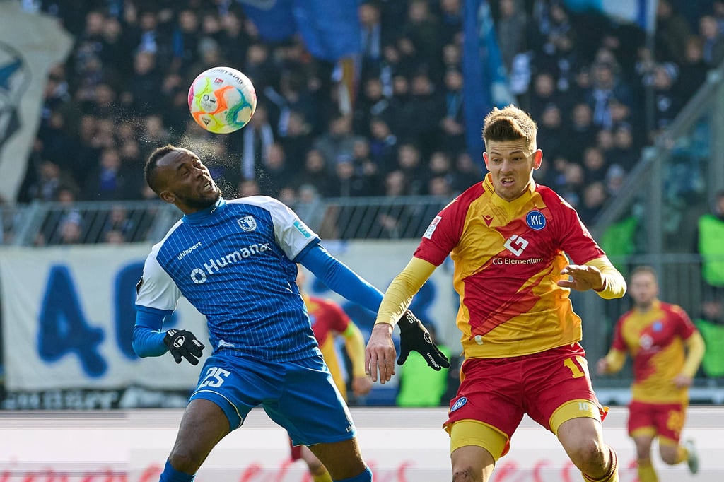 Beim 1:1 gegen Karlsruhe im Februar gelang dem 1. FC Magdeburg um Silas Gnaka (hier in der damaligen Partie links im Luftduell) spät der Ausgleich. Nach der Partie entlud sich dennoch Ärger der Fans über den Auftritt der Elbestädter. Im Hinspiel hatte der FCM 3:2 gewonnen.