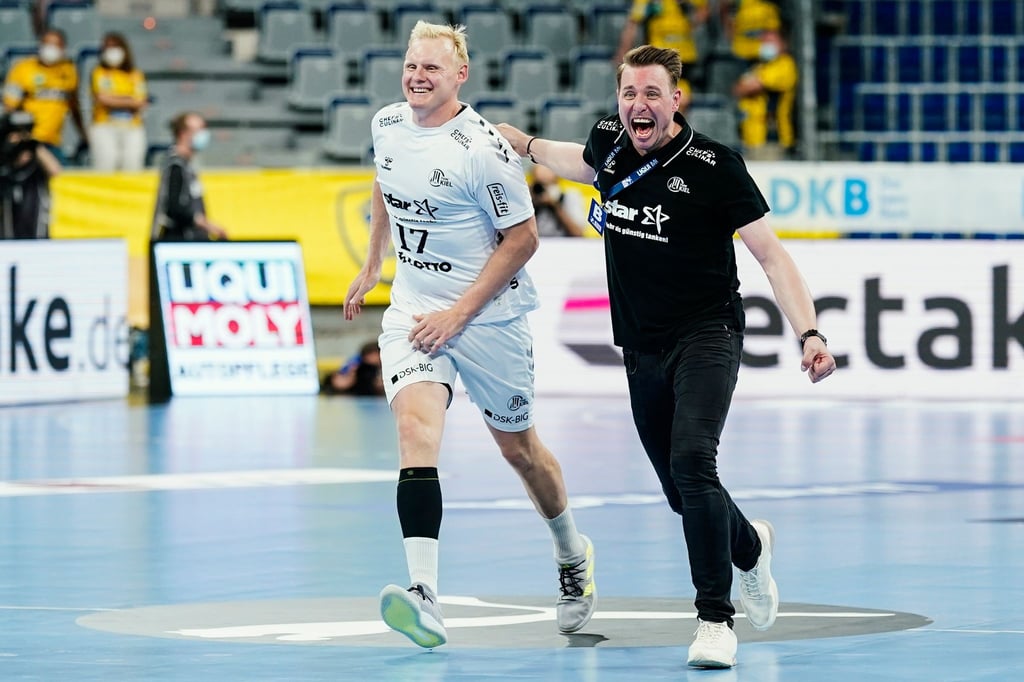 Kiel-Kapitän Patrick Wiencek steht hinter Trainer Filip Jicha.