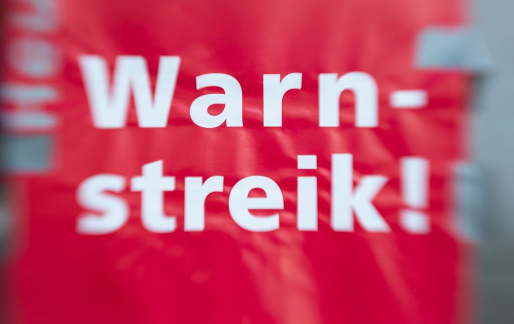 „Warnstreik!“ steht auf einem Schild.