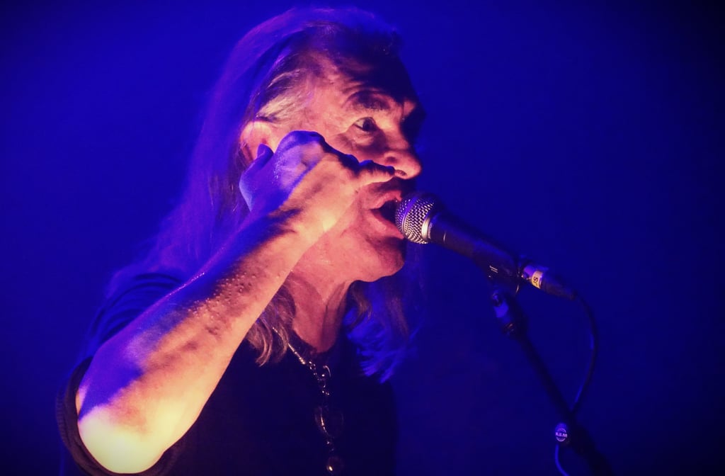 Justin Sullivan hat New Model Army vor 45 Jahren gegründet - auf "Sinfonia" spielt er jetzt mit einem Orchester aus Leipzig zusammen.
