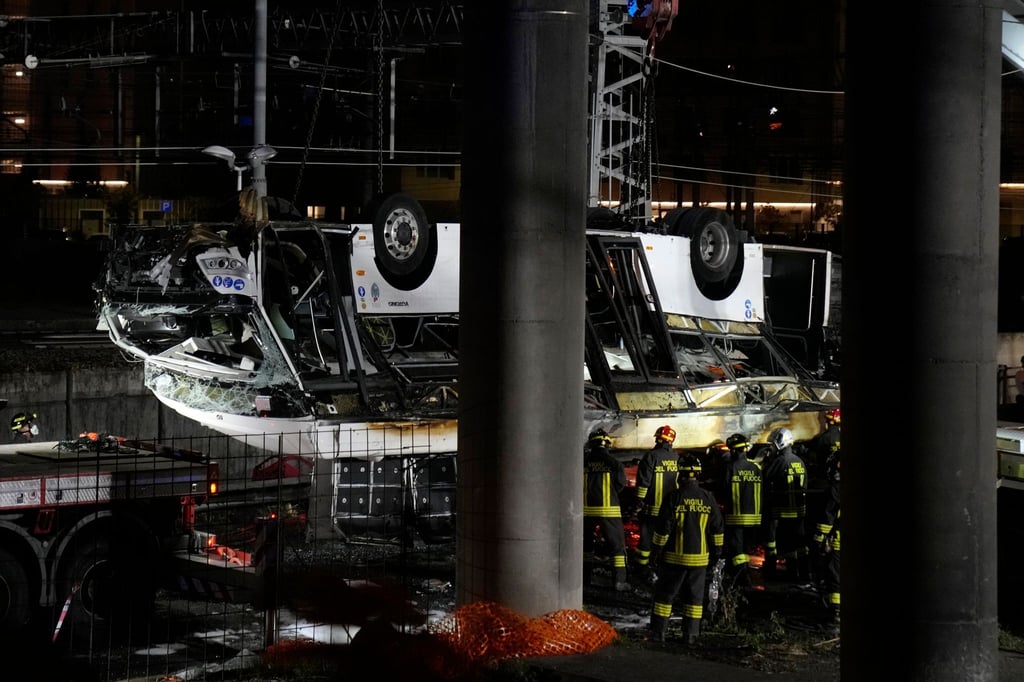 Italienische Feuerwehrleute arbeiten nach dem Busunglück an der Unfallstelle.
