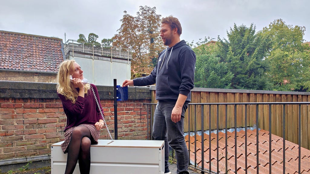 Anna Petersen, Mitglied der Chefredaktion, hier mit Martin Tege, nahm in Lüneburg schon einmal auf der Dialogbank platz.