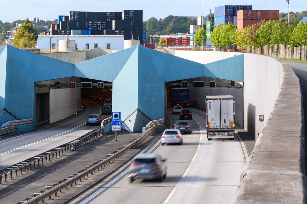 Fahrzeuge fahren auf der A7 in das Südportal des Elbtunnels.