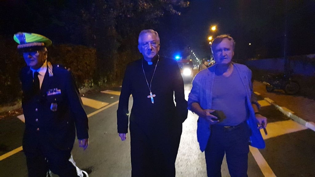 Venedigs Bürgermeister Luigi Brugnaro (r) und ein Priester kommen nach dem Busunglück zur Unfallstelle.