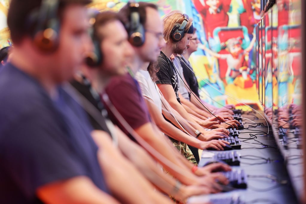 Messebesucher der Computer- und Videospielemesse „Gamescom“ testen ein Computerspiel.