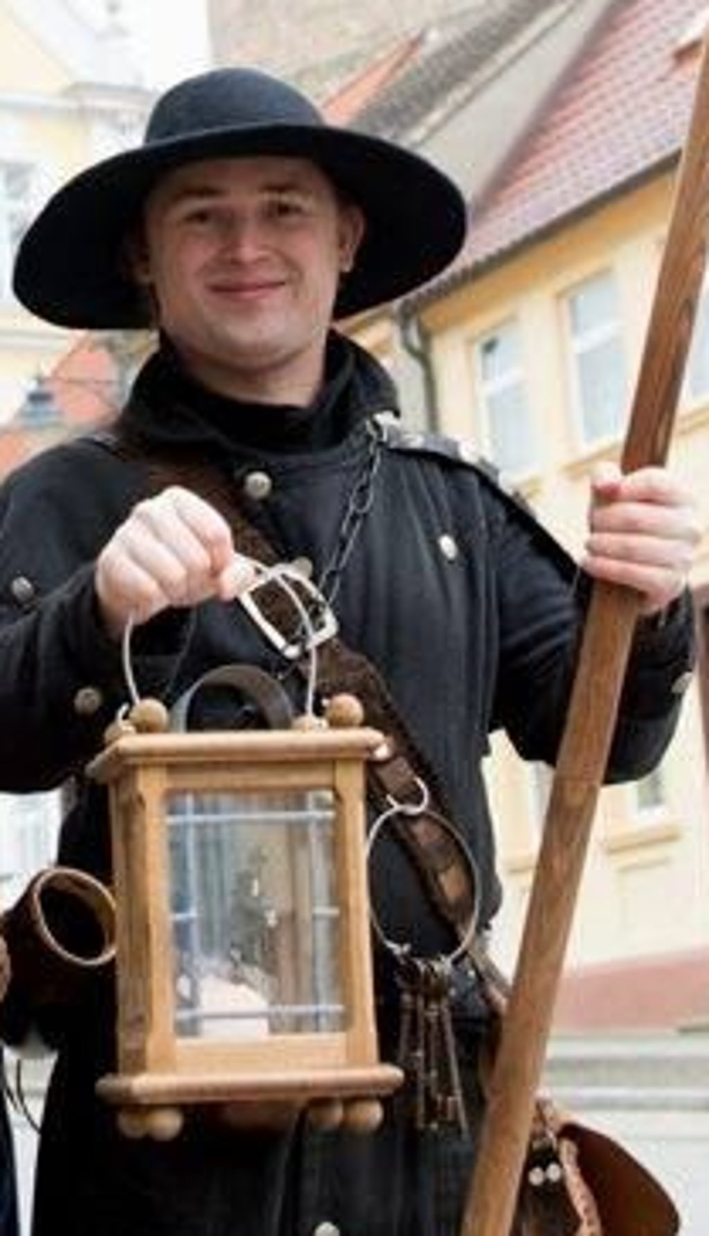 Burgs Nachtwächter läd zu einem Rundgang durch die Altstadt ein.