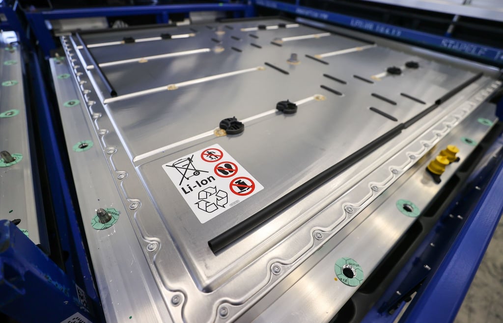 Eine Batterie für den VW ID.3 liegt im VW-Werk Zwickau im Batterielager.