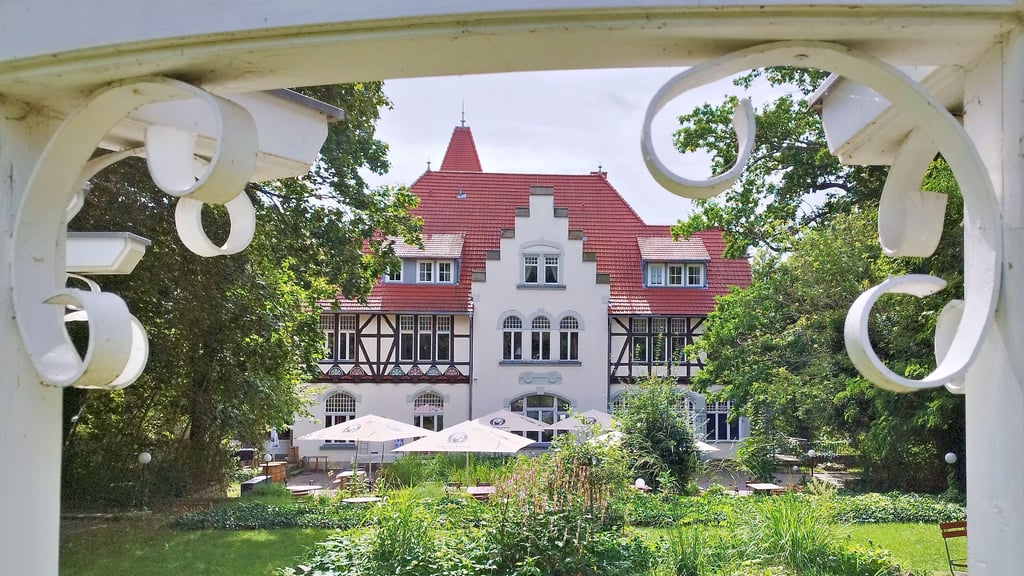 Zu der Schlossvilla Derenburg gehört auch eine Parkanlage. Die Jugendstilvilla, die sich am Ortsausgang Richtung Halberstadt befindet, wurde ab 1903 für den Landwirt und Bankier Heinrich Mooshake errichtet.