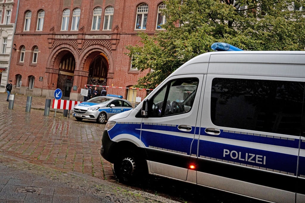 Polizeifahrzeuge stehen vor einer Synagoge in Berlin.
