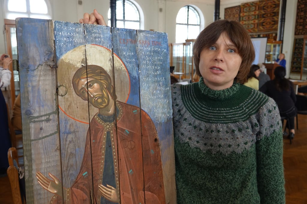 Die ukrainische Künstlerin Sonja Atlantowa steht neben einer modernen Ikone im Museum für angewandte Kunst in Kiew.