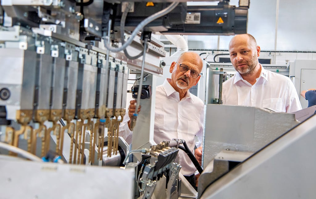 ASW-Projektleiter Steffen Gammisch (l.) und Konstrukteur Thomas Seelig werfen einen Blick in die „SRA 250“.