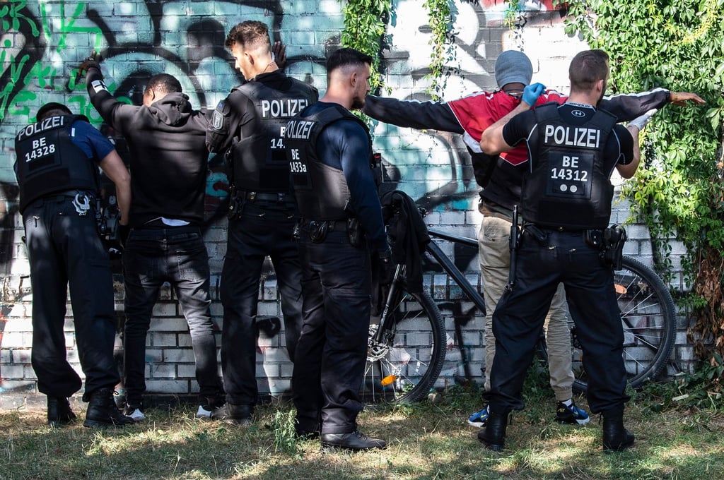 Polizeibeamte kontrollieren im Görlitzer Park mutmaßliche Drogendealer.