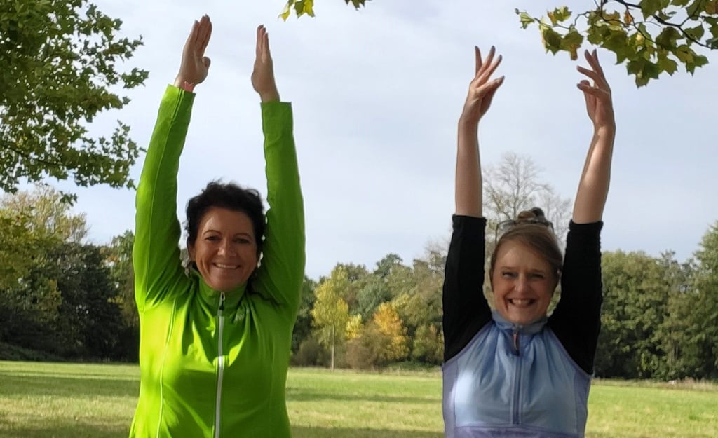 Zu zweit macht Sport an frischer Luft am Morgen mehr Spaß - Cynthia Pietsch-Stein und ich im Volkspark bei der Grundstellung beim Hampelmann.