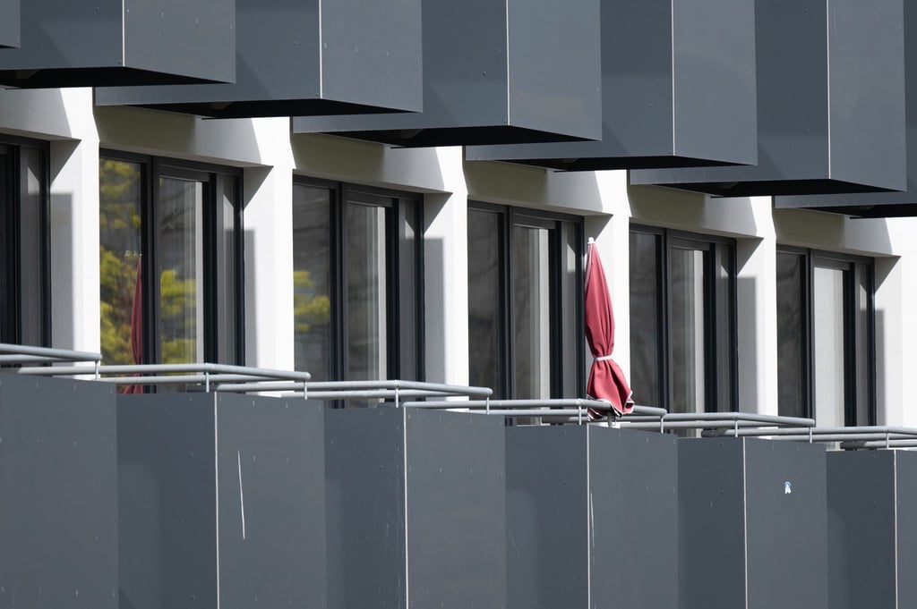 Balkone von Mietwohnungen an einem Wohnhaus.