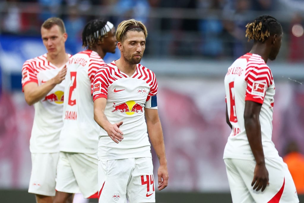 Leipzigs Spieler Lukas Klostermann (l-r), Mohamed Simakan, Kevin Kampl und Amadou Haidara nach dem Abpfiff.