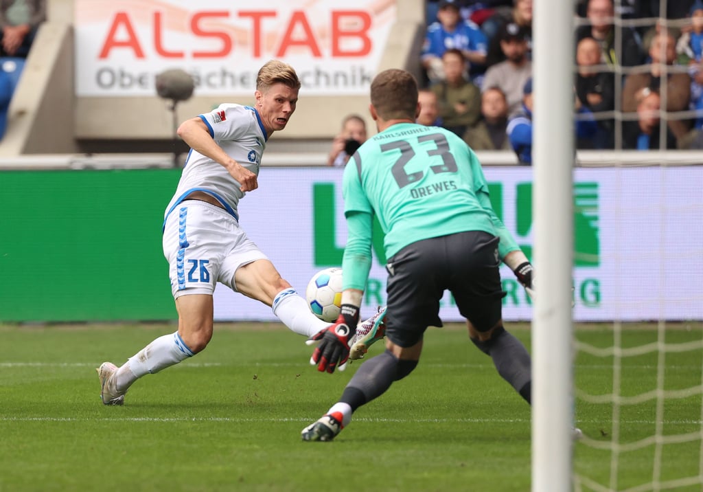 Trennten sich 1:1: Mageburgs Luca Schuler (l.) und Karlsruhers Torwart Patrick Drewes.